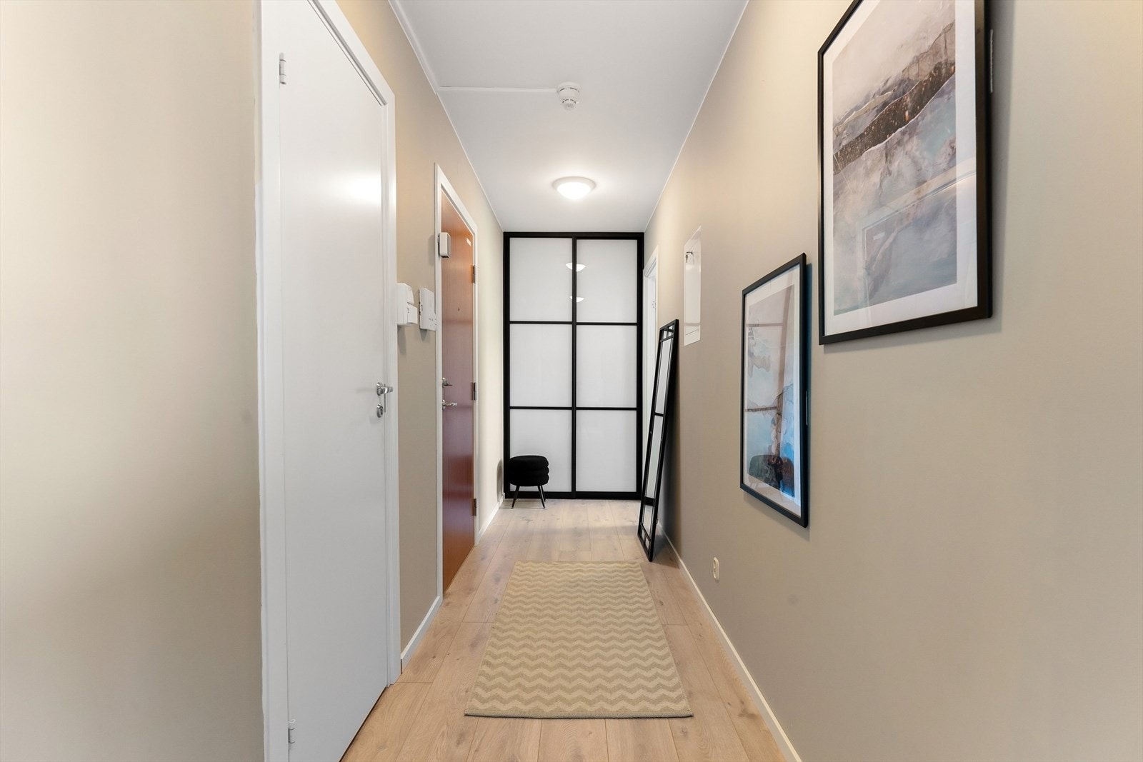 Skyvedørsgarderobe for oppbevaring av klær, yttertøy og sko. Galleribilde