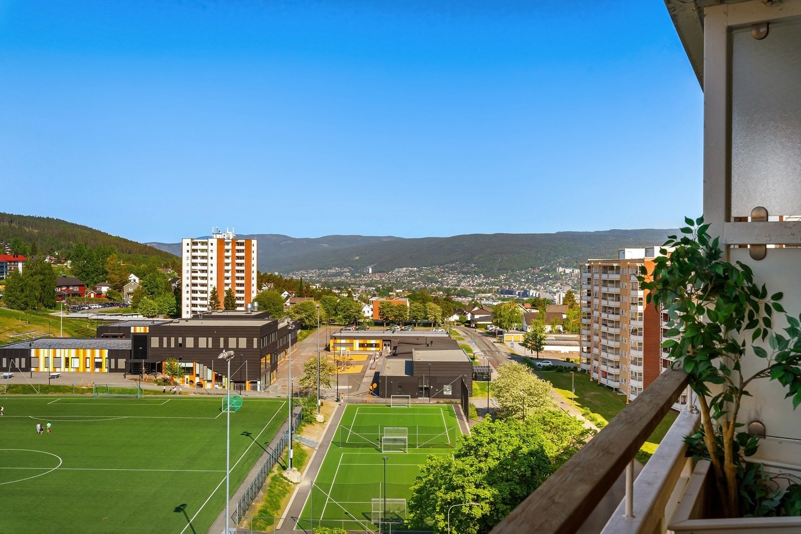 Utsikt over idrettsanlegg og skole. Galleribilde