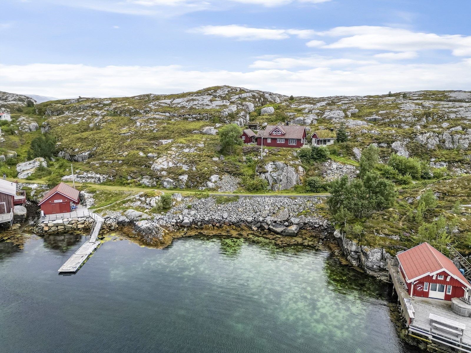 Øya har vært under mye utvikling i senere tid og det har blitt bygget flere hytter og naust Galleribilde