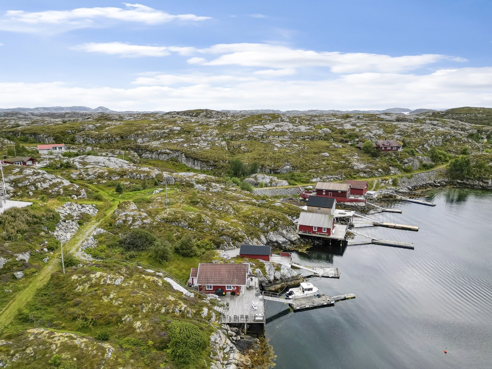 Øya var tidligere en del av et kystsamfunn med bosetting og både butikk, postkontor, skole og kirke. Dette er fraflyttet og øya benyttes til fritidsbruk Galleribilde