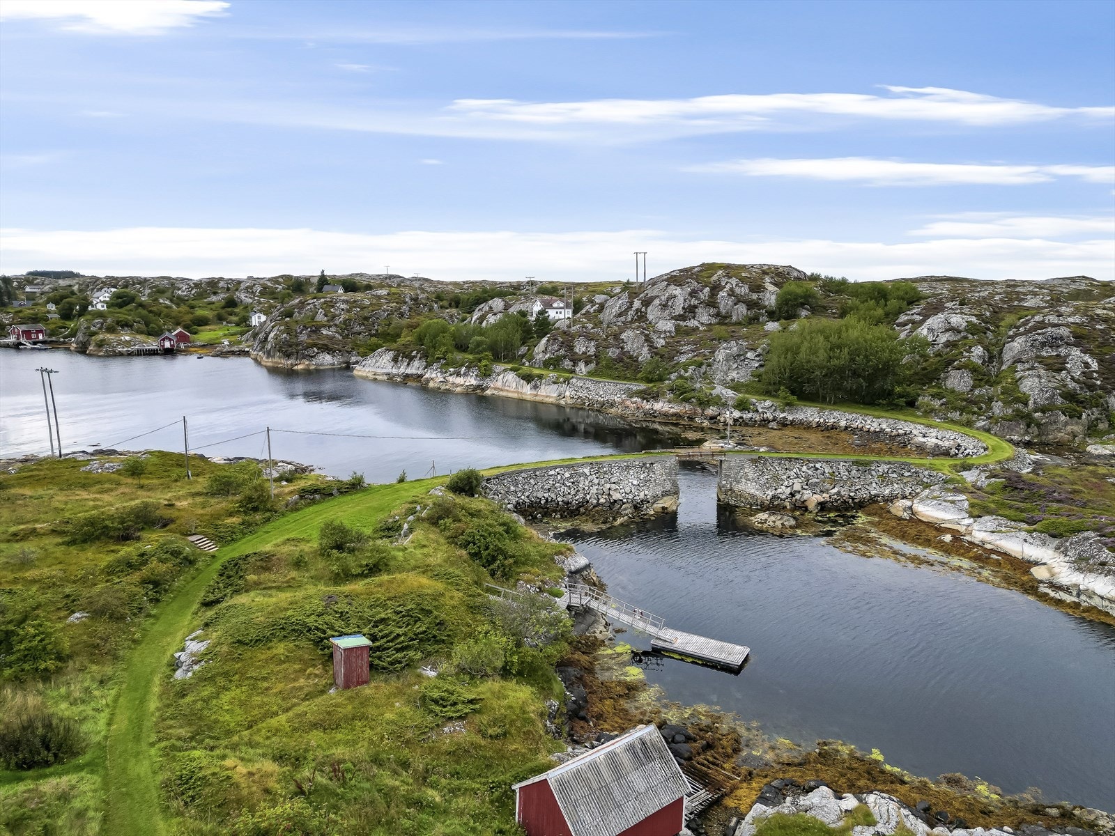 På sørvestsiden av øya er det broforbindelse over til Skårøya Galleribilde