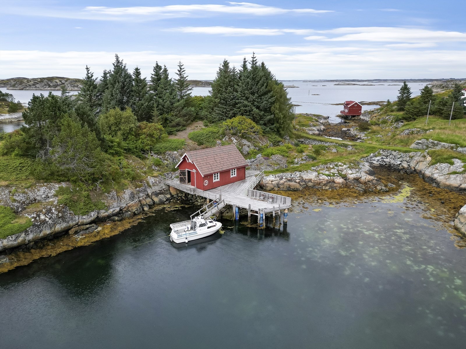 Dette naustet med tilhørende bryggeanlegg tilhører eiendommen Galleribilde