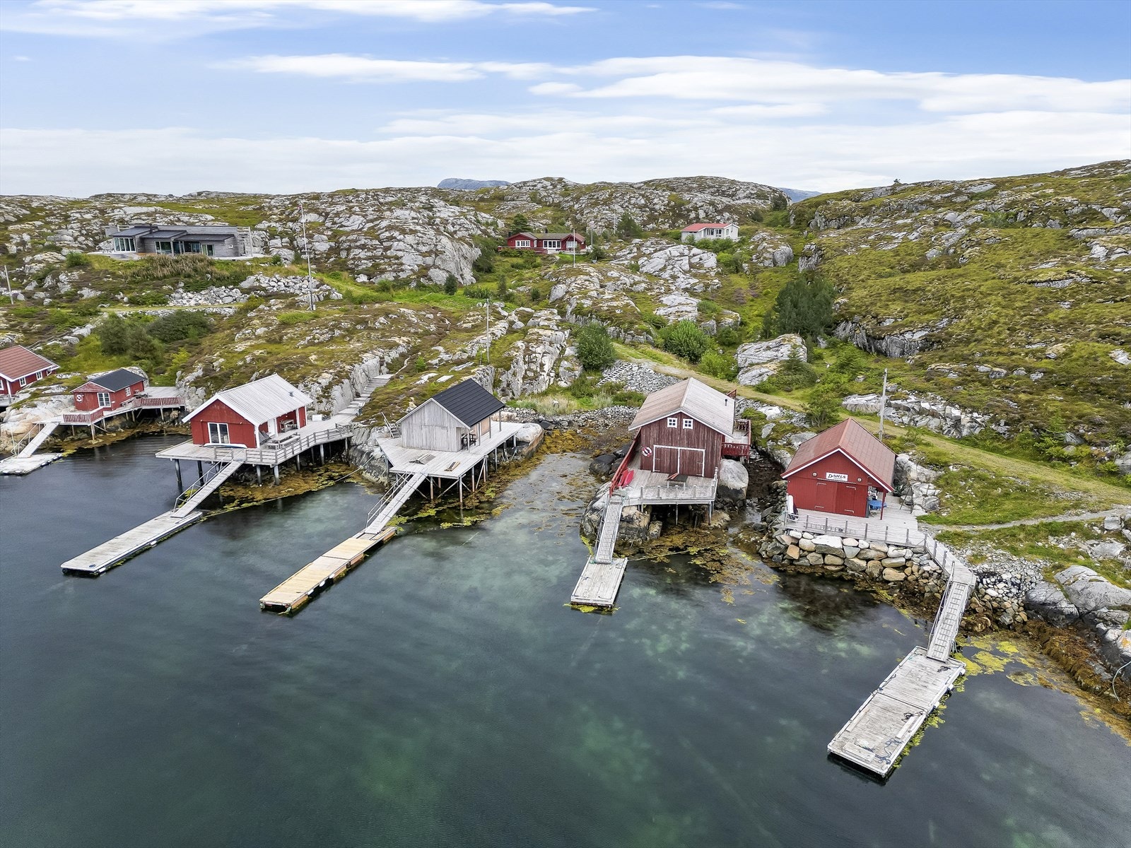 På øya er det et yrende båtliv Galleribilde