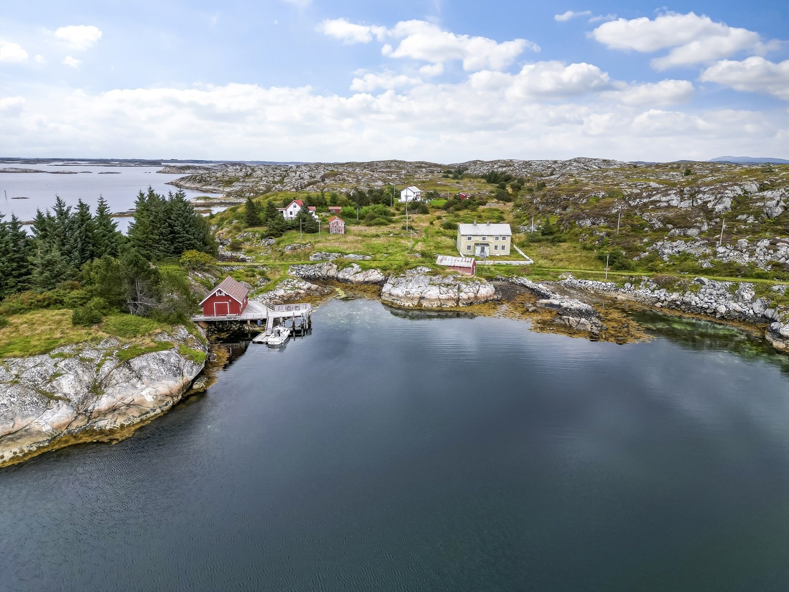 Eiendommen har en stor tomt på over 300 mål som strekker seg over halve Gjøssøya Galleribilde