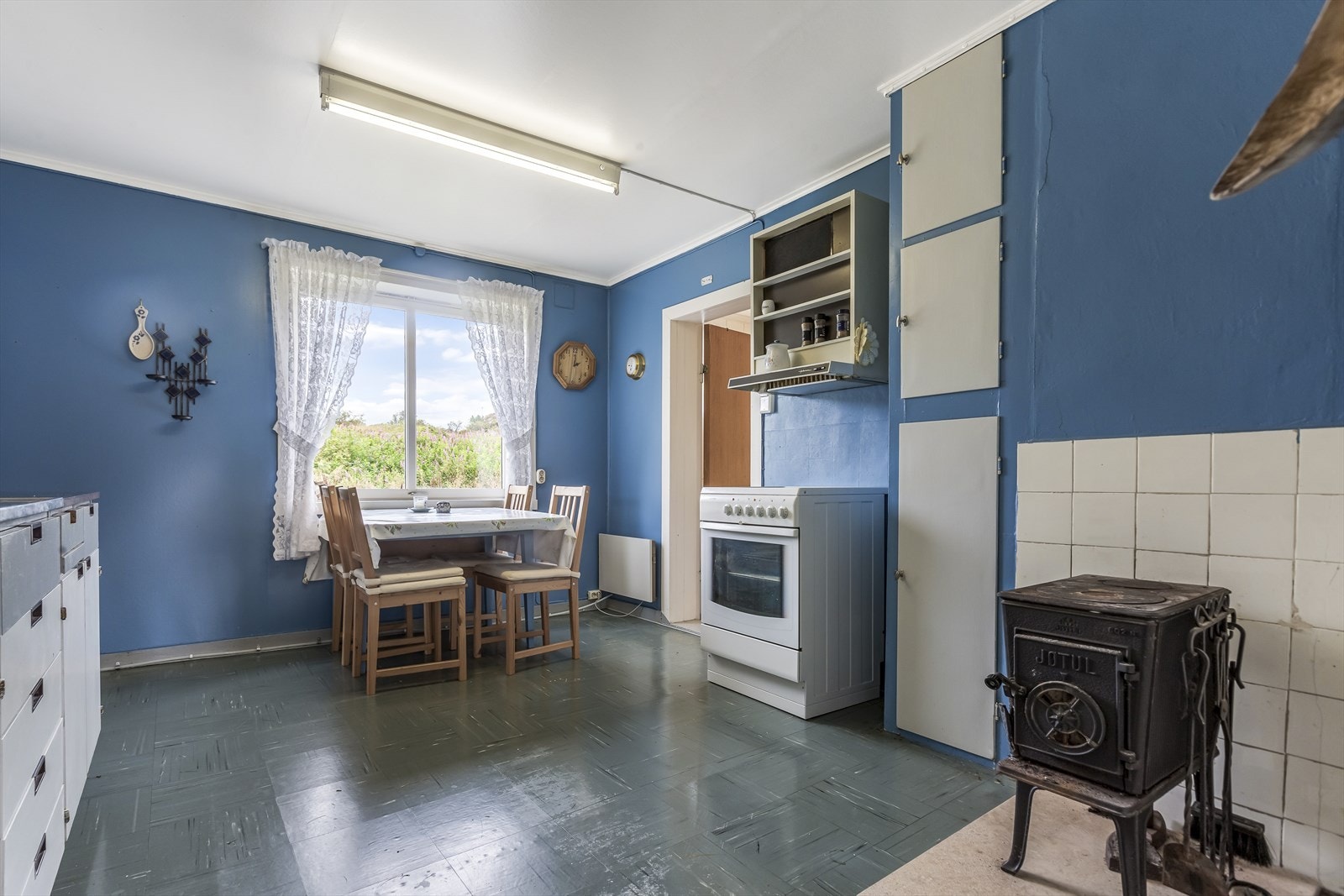 Ettersom boligen er et renoveringsobjekt har man her gode muligheter til å skape sin egen drømmehytte Galleribilde