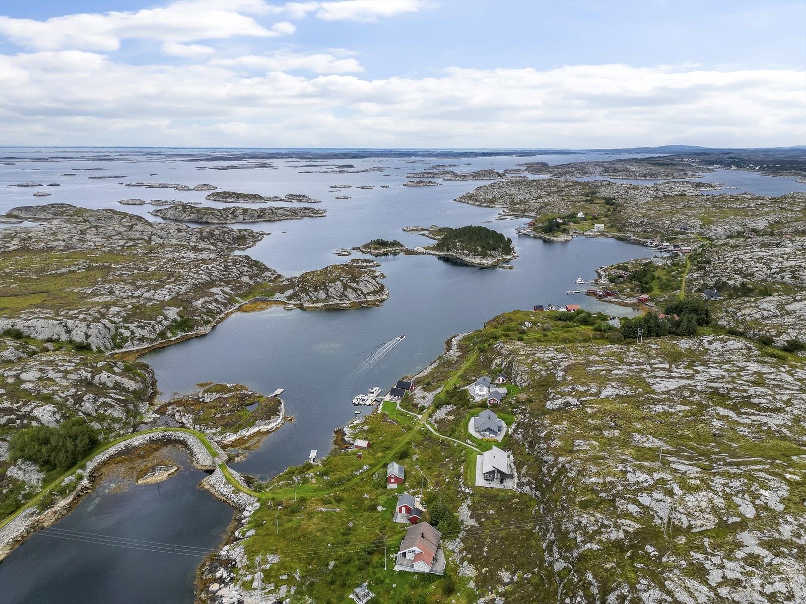 Det er kun noen få minutter med båt fra øya og inn til Kvenvær Galleribilde