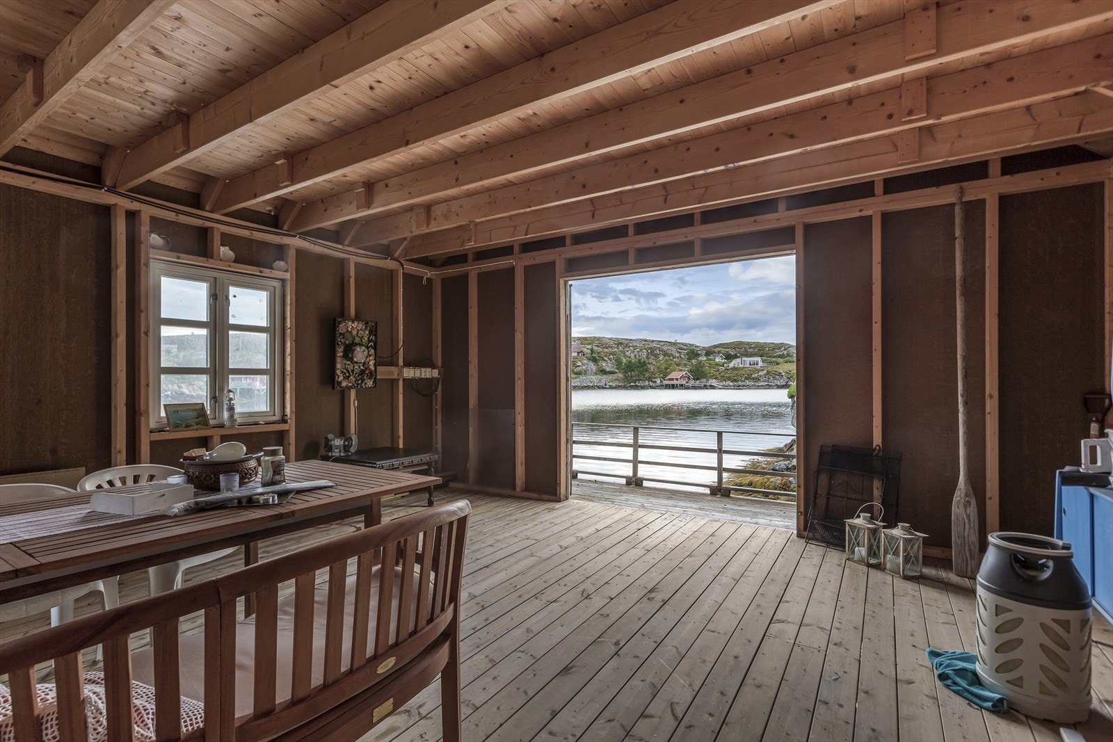 I naustet er det godt med plass og det er også lagring på loft Galleribilde