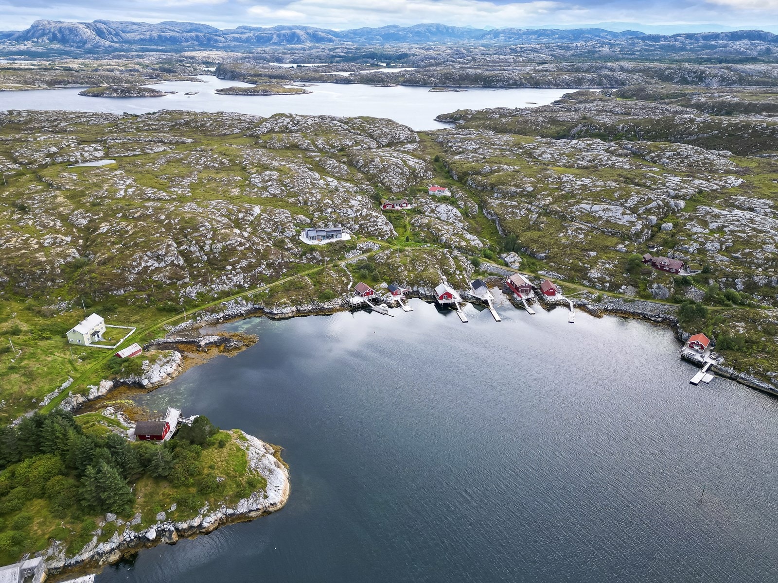 Øya er et eldorado for fiske, bading og båtliv for store og små Galleribilde