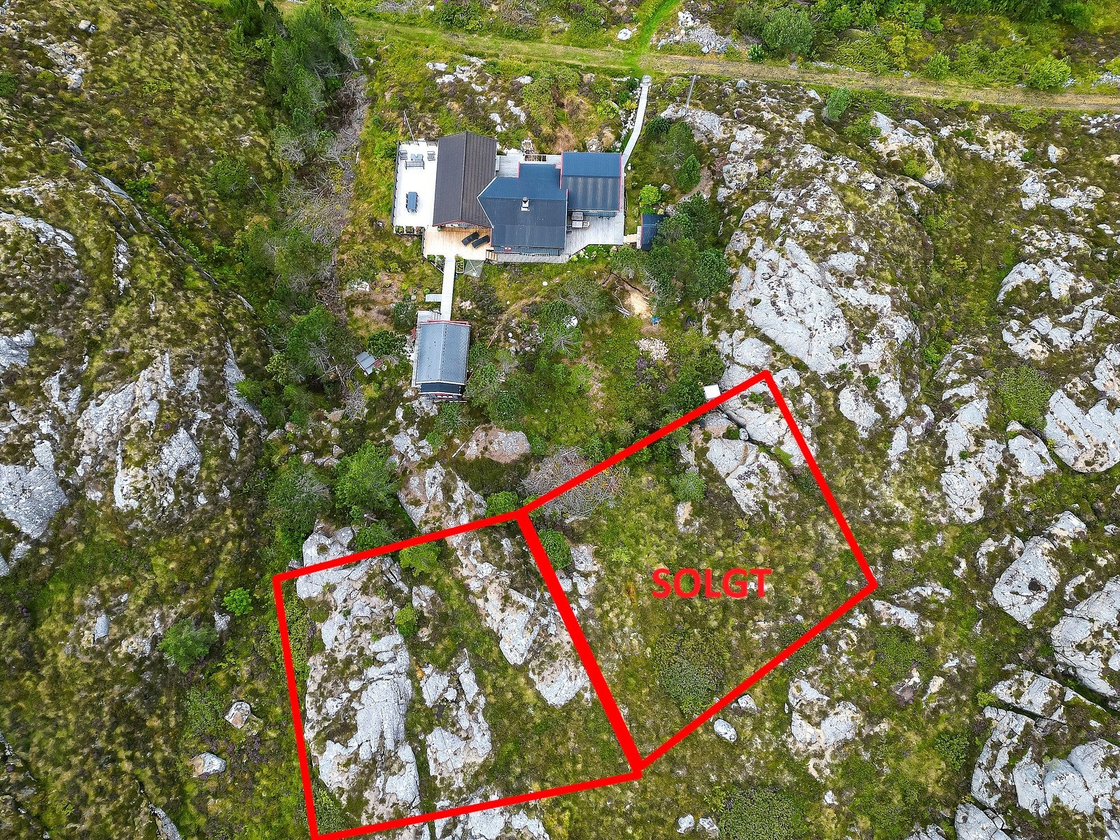 Her vil ny eier ha mulighet til å skille ut tomtene for salg. Det gjøres oppmerksom på at skissering av tomtene kun er omtrentlig, kart ligger vedlagt i salgsoppgaven. Dette er tomt F9 (til venstre) Galleribilde