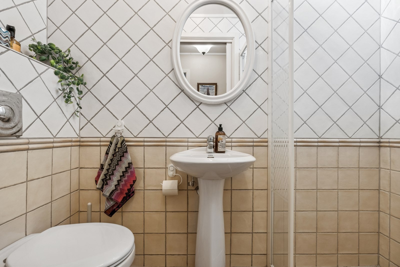 Det andre badet er noe mindre, er helfliset og har gulvvarme - Rommet er utstyrt med vegghengt toalett, dusjnisje og søyleservant Galleribilde