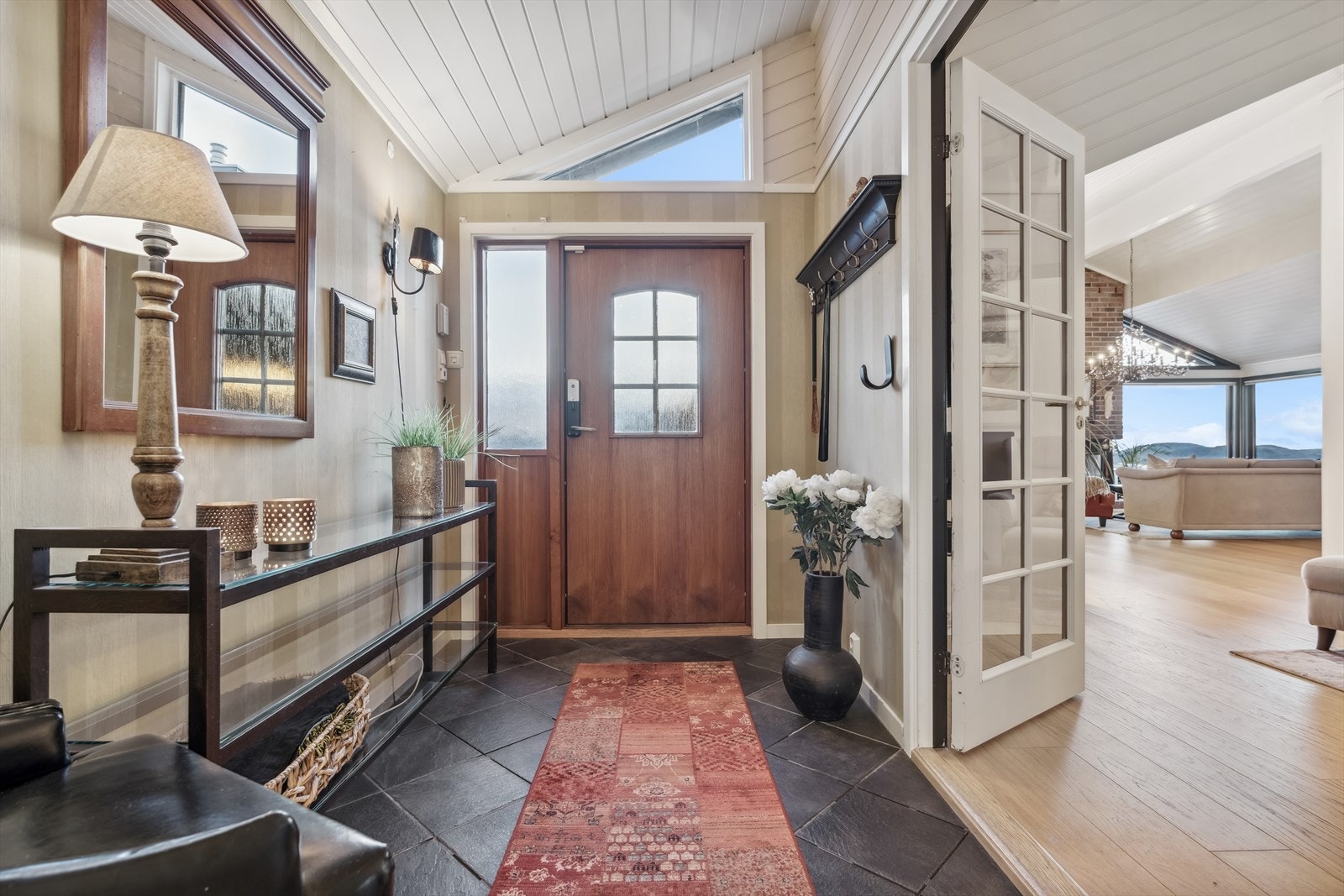 Man kommer inn i en lys og hyggelig entré med flislagt gulv m/gulvvarme - Den store garderobeløsning gir god plass til å henge fra seg ytterklær Galleribilde