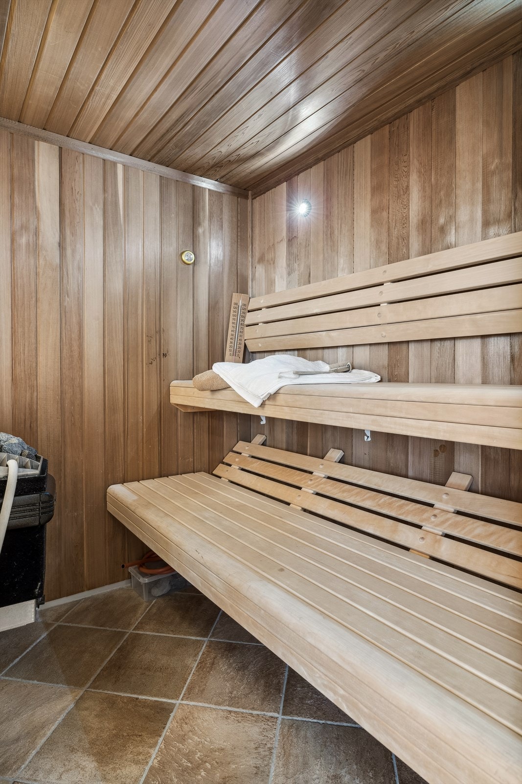 Badet har også badstue med god sitteplass og elektrisk badstueovn Galleribilde