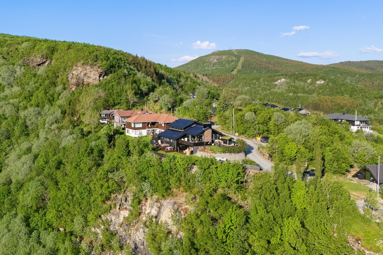 Boligen ligger like ved marka med flerfoldige turstier, lysløype, fjelltopper og fiskevann Galleribilde