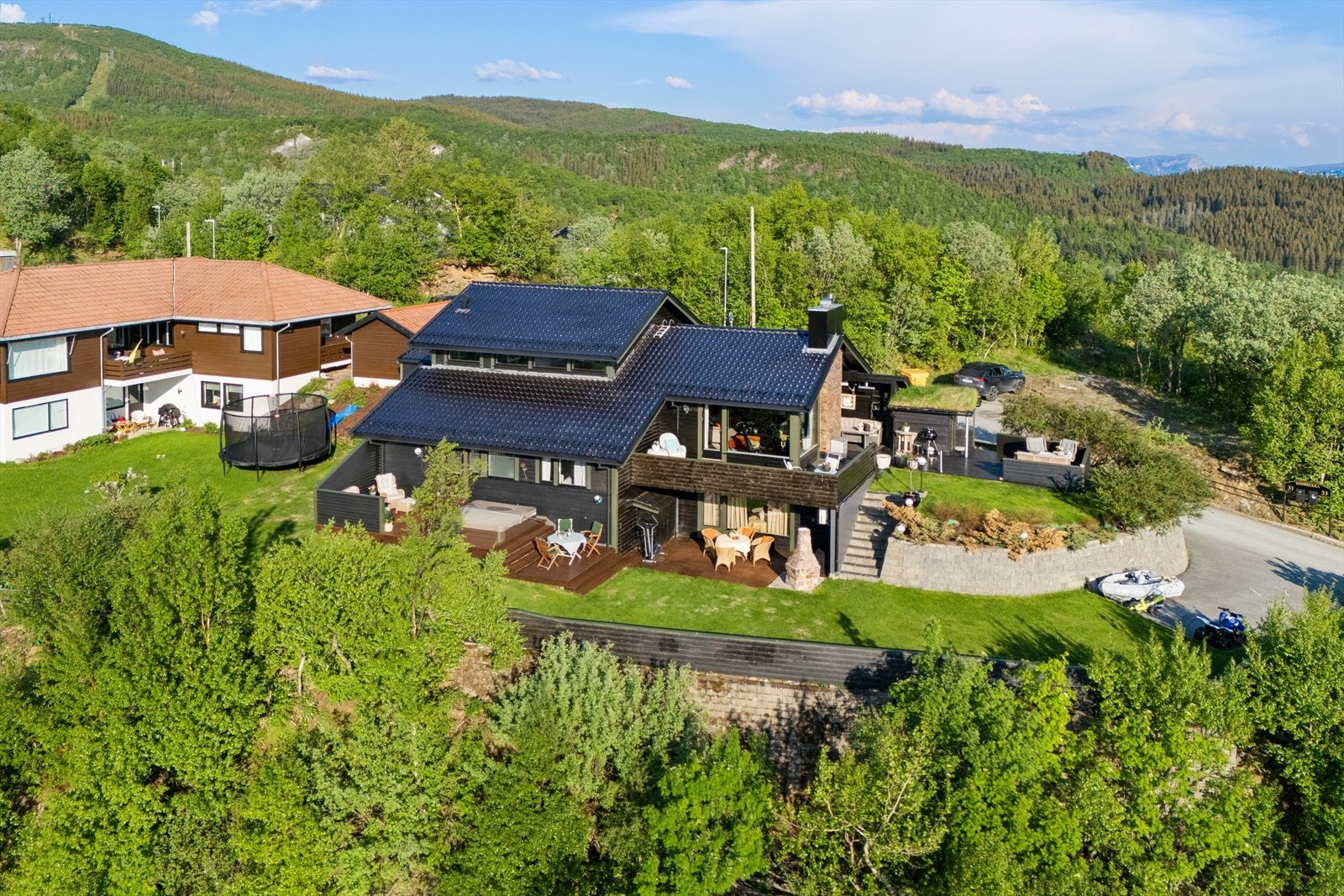 Området er svært barnevennlig med lite trafikkbelastning og består i stor grad av eneboliger - Det er gangavstand til skole, barnehager, lekeplasser, idrettsbane og Maskinisten, som er et godt utgangspunkt for turer i Bodømarka Galleribilde