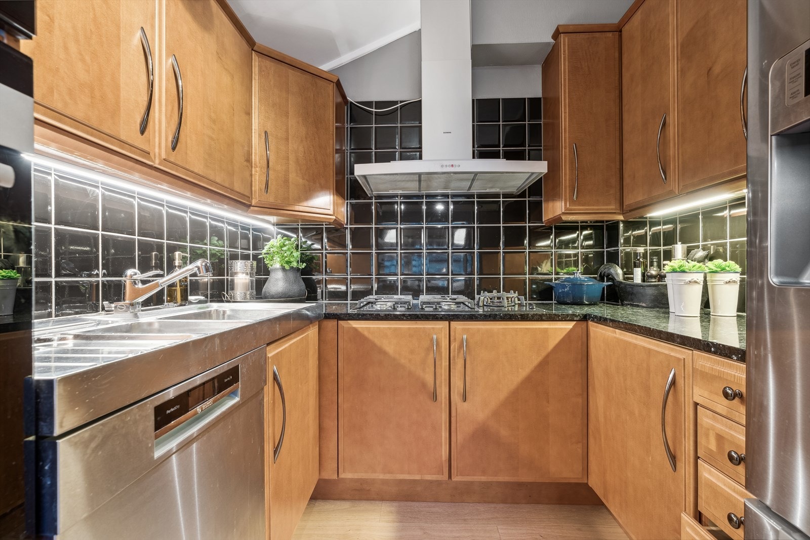 Hvitevarene medfølger og består av integrert koketopp med gassbluss, integrert stekeovn, oppvaskmaskin og kombiskap kjøl/frys m/vanndispenser Galleribilde