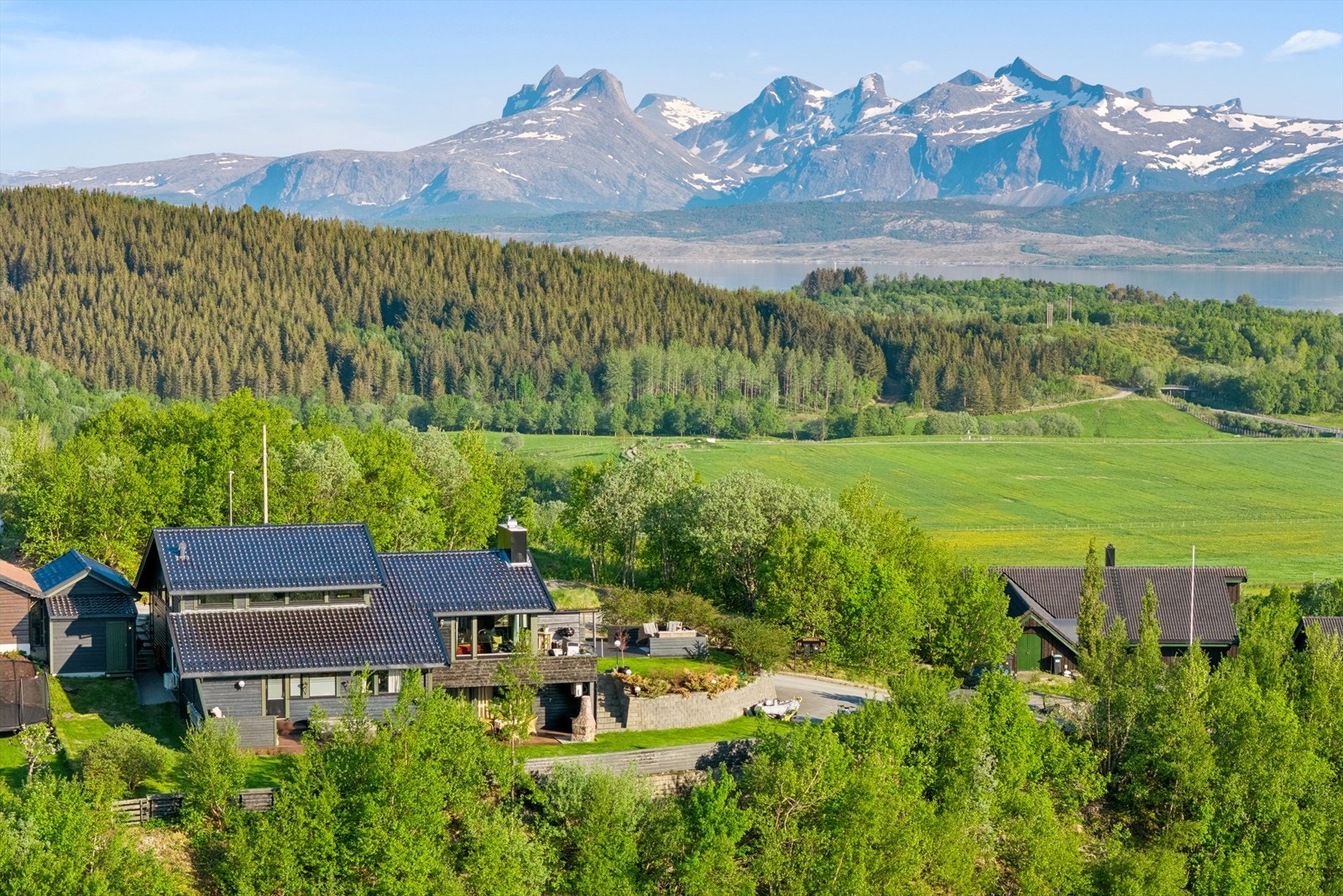 Eiendommen ligger på toppen av Rødbrekka med det som sannsynligvis er byens råeste og mest spektakulære beliggenhet Galleribilde