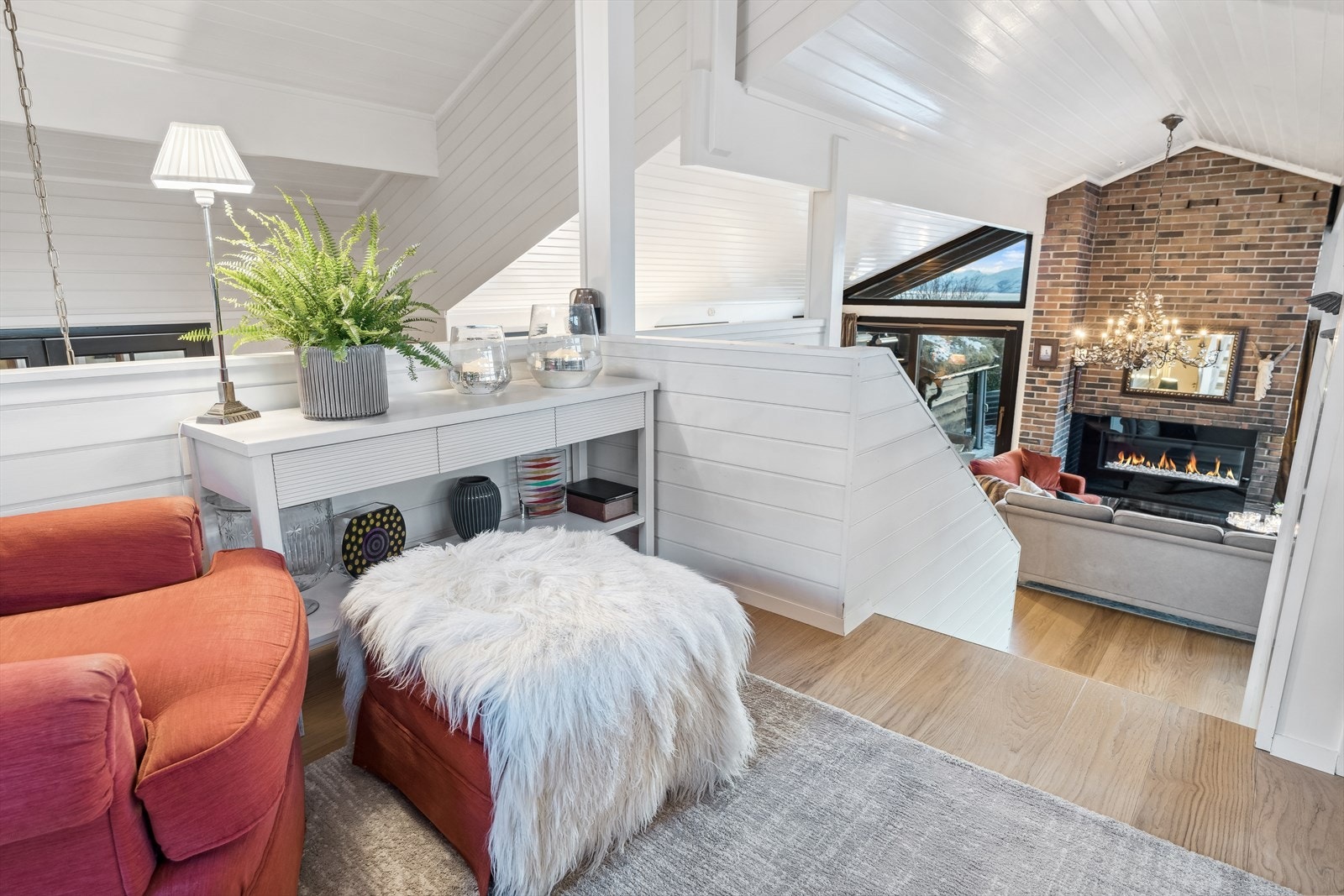 Beveger du deg opp trappen kommer du inn i spisestuen, som ligger strategisk plassert like ved kjøkkenet Galleribilde