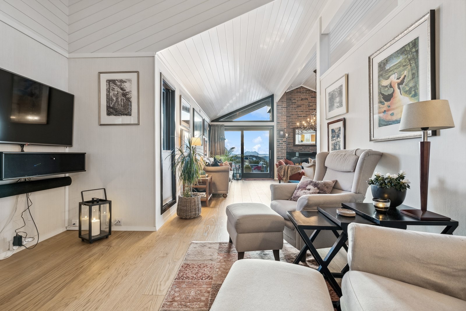 Stuen er stor og kan enkelt deles inn i flere soner Galleribilde