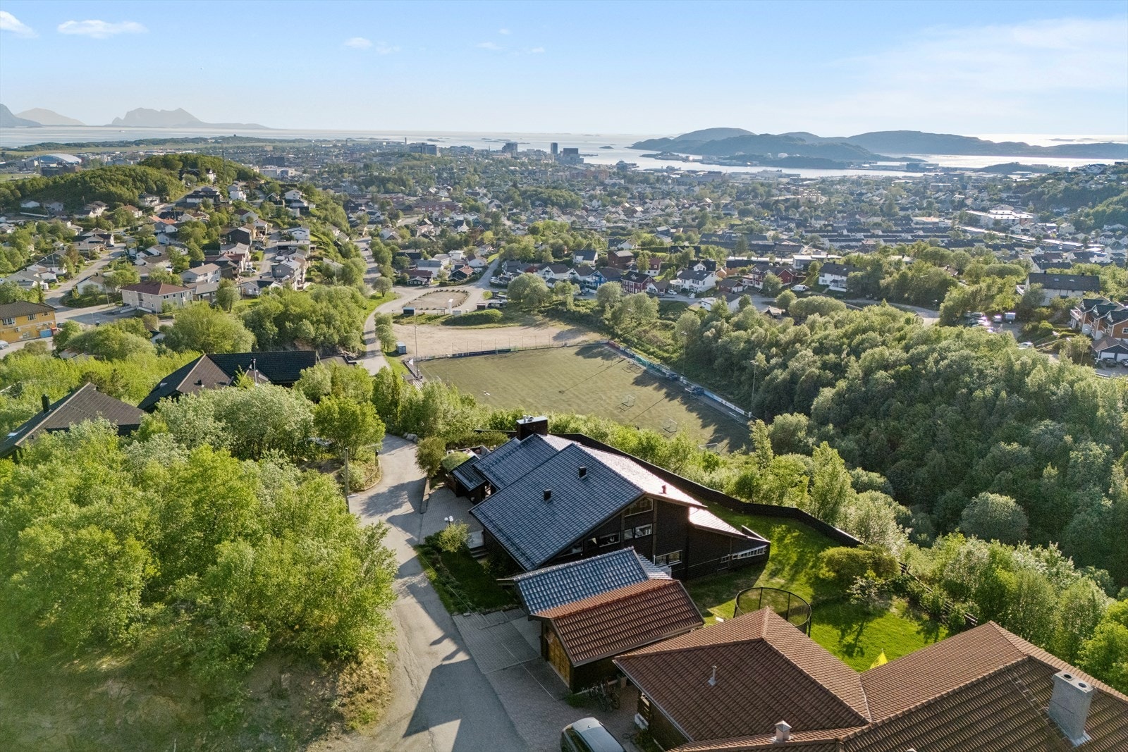 Eiendommen ligger på toppen av Rødbrekka med det som sannsynligvis er byens råeste og mest spektakulære beliggenhet Galleribilde