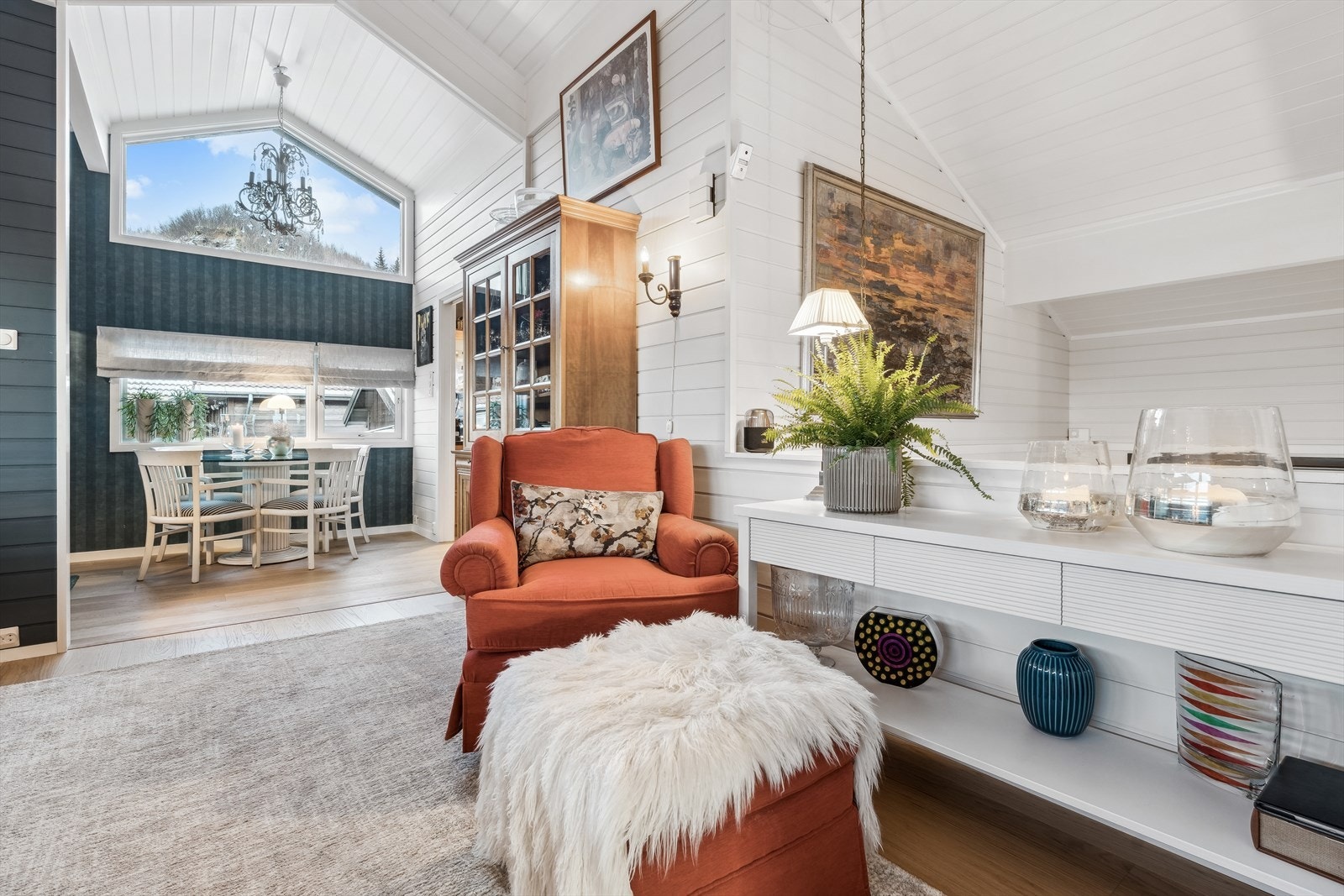 Også her er det god takhøyde og store vinduer Galleribilde