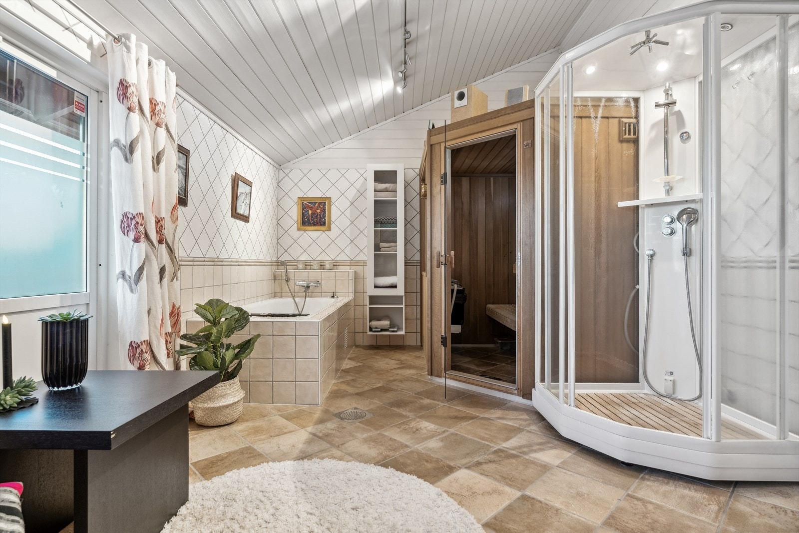 Her finner du innebygget badekar, dusjkabinett og to søyleservanter med skap over Galleribilde