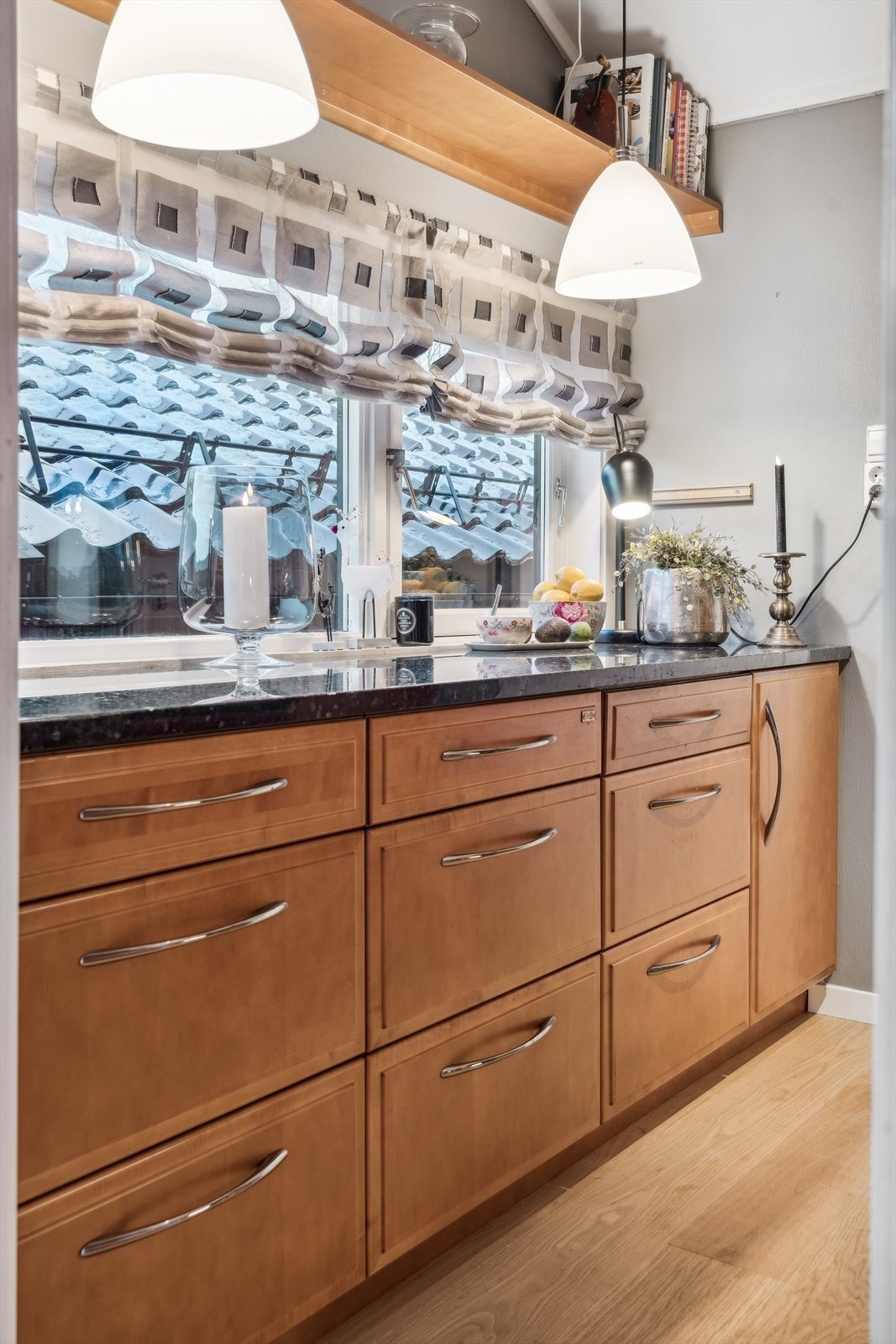 Med mye skap- og benkeplass er dette det perfekte kjøkken for deg som er glad i matlaging Galleribilde