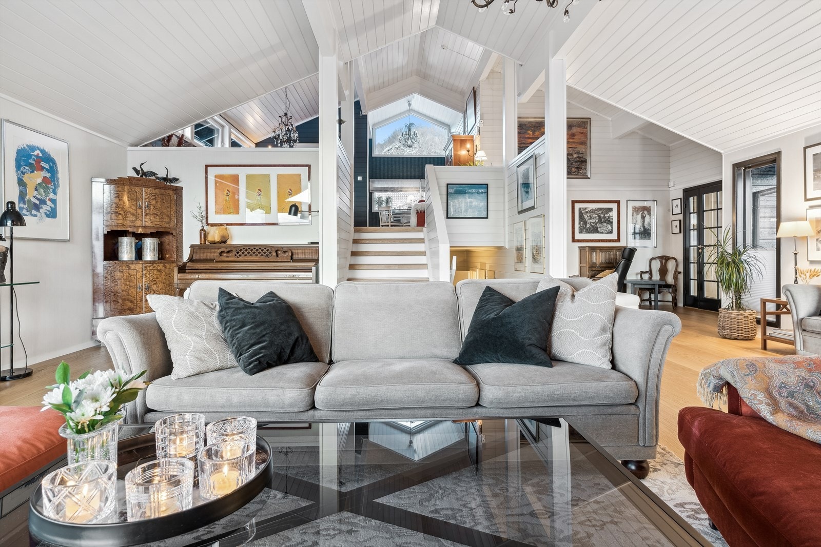 Det er god plass til sofa og tilhørende møblement - Her kan du skape et sosialt samlingspunkt for hele familien Galleribilde