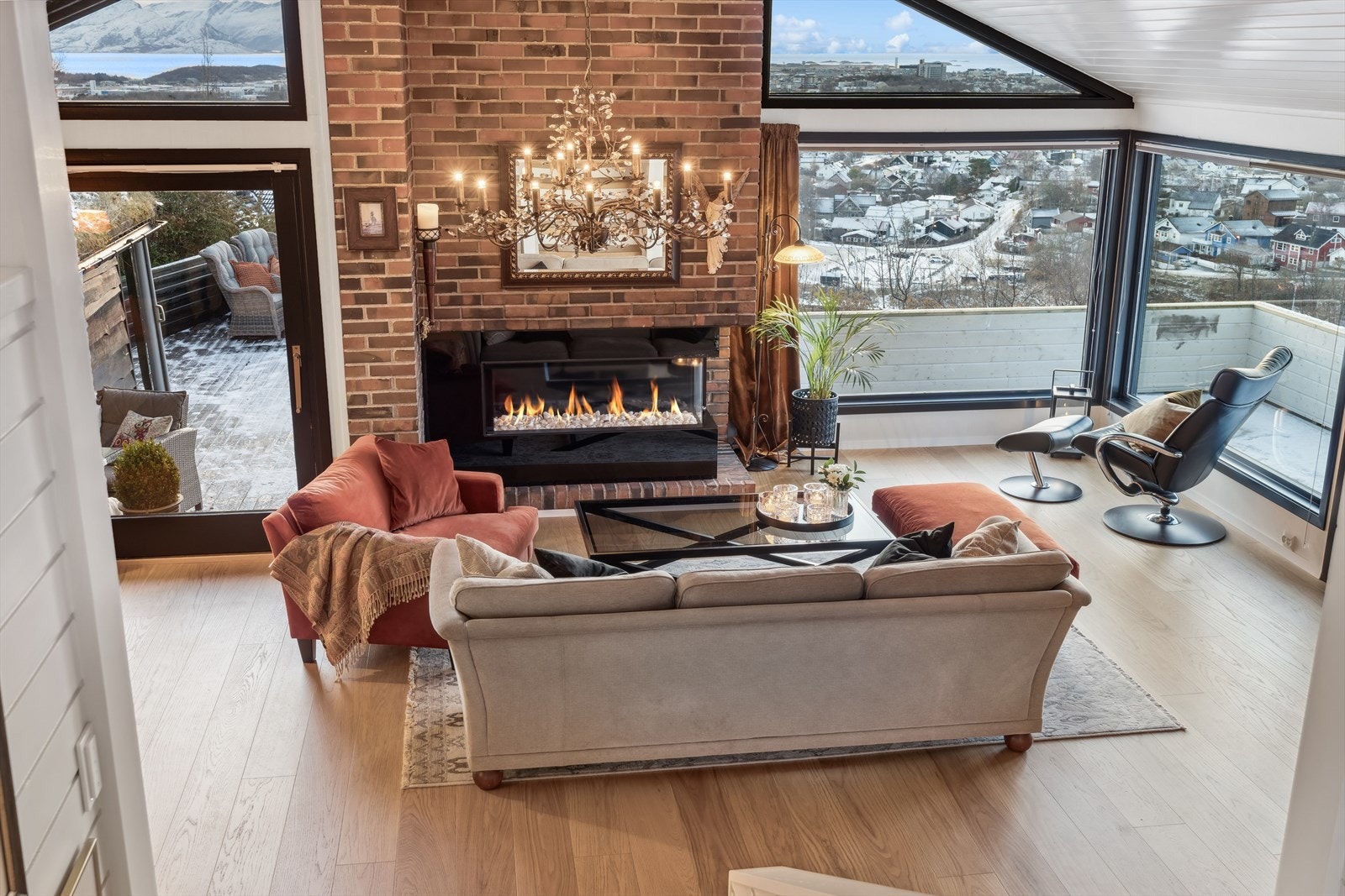 De store vinduflatene slipper inn godt med lys og bidrar til en god atmosfære Galleribilde