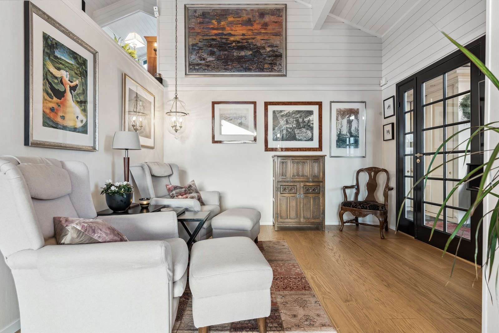 Fra entréen er det videre tilgang til stuen via dør med stort glassfelt Galleribilde