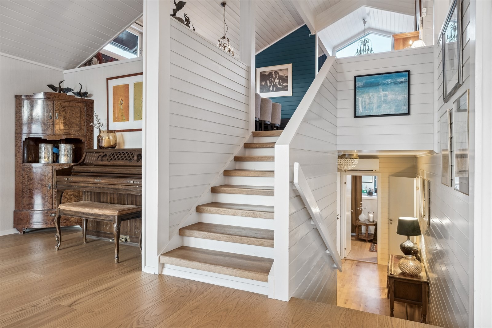 I hovedstuen er det trappeløp både opp og ned Galleribilde