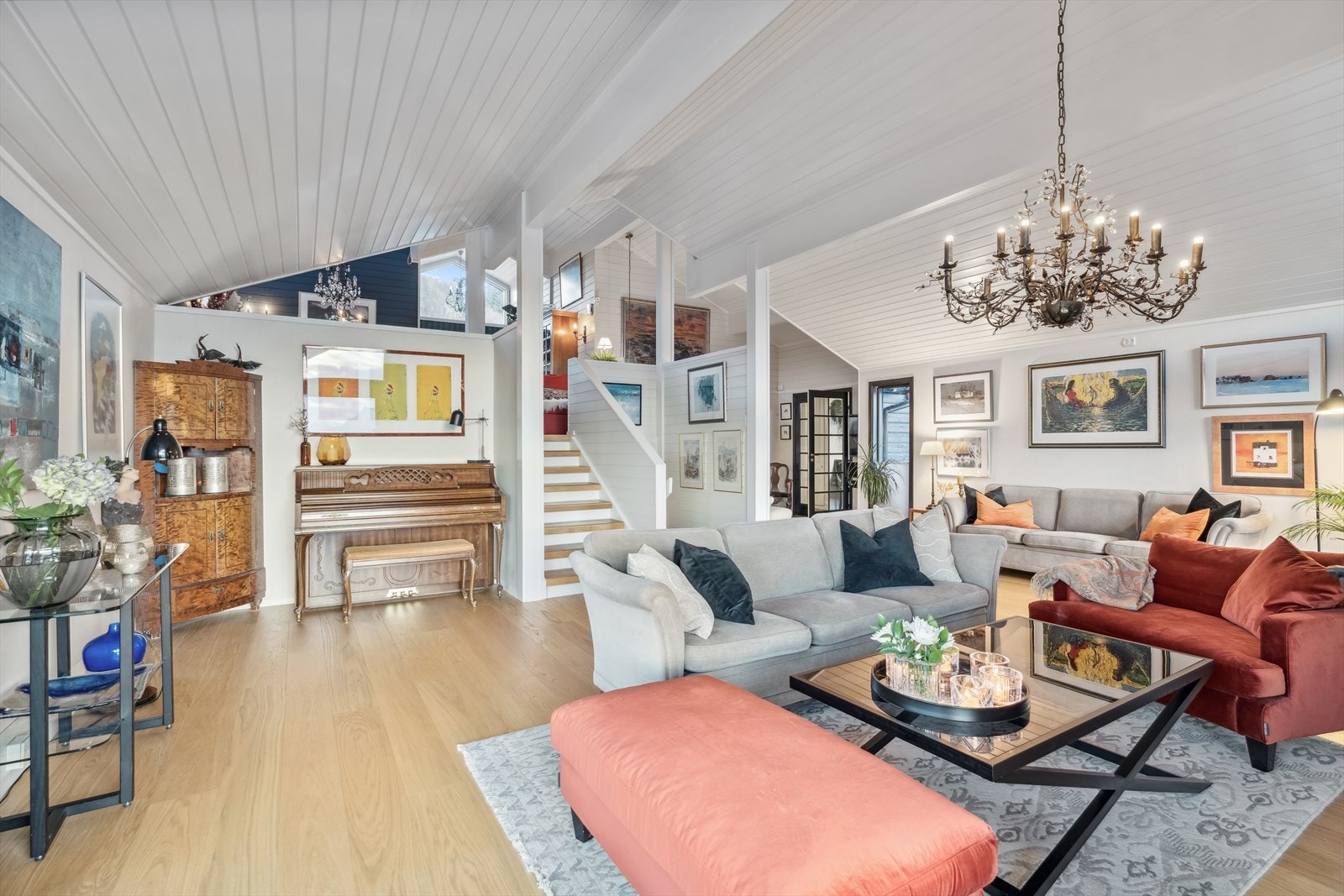 Boligen er utført med fire halvetasjer, noe som gir en åpen og luftig planløsning Galleribilde