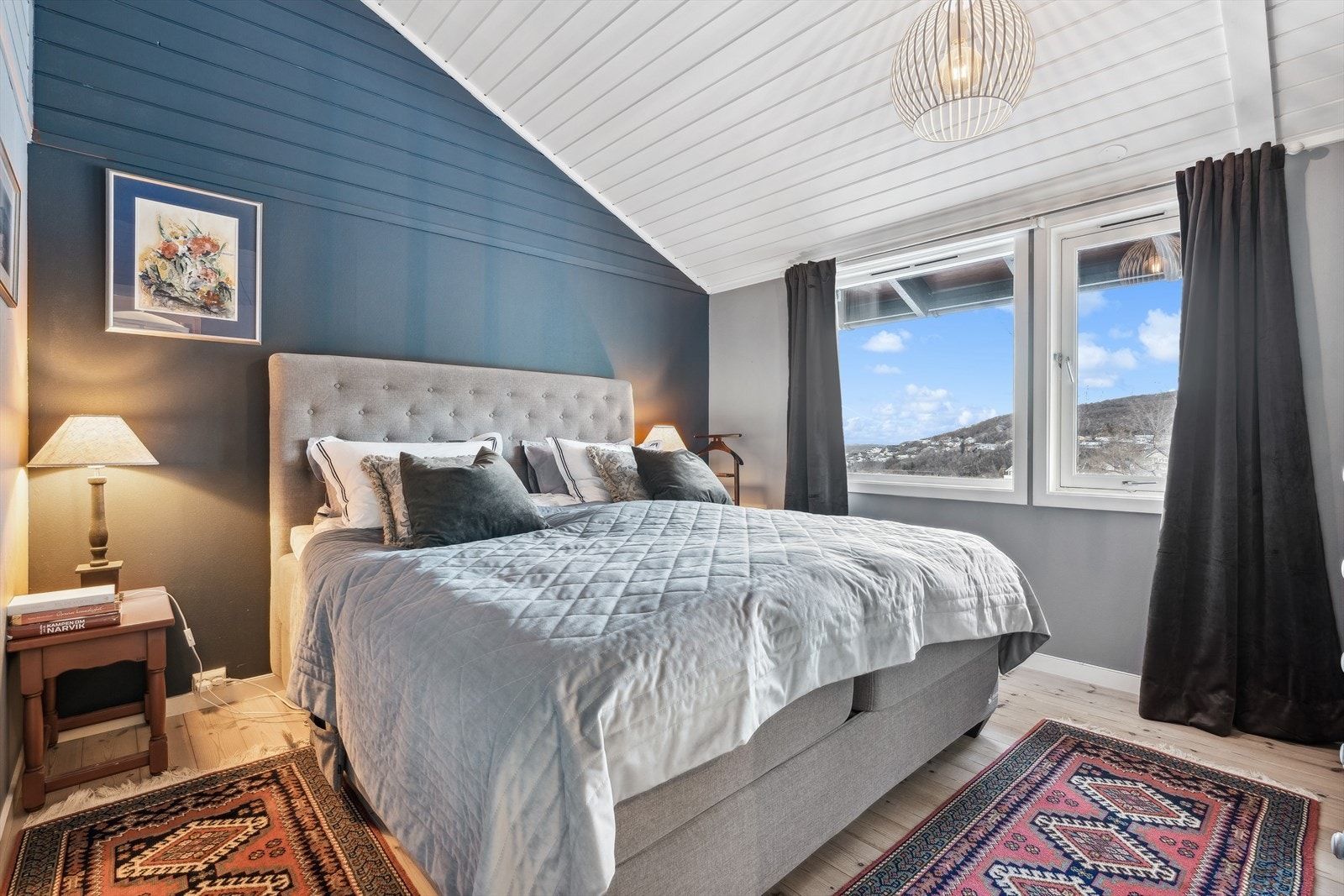 Hovedsoverommet er innbydende og har god plass til dobbeltseng med tilhørende nattbord Galleribilde