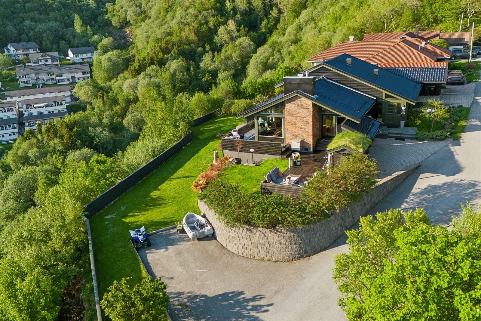 Boligen ligger nesten helt i enden av gaten - Gode parkeringsforhold med carport, brosteinbelagt innkjørsel og parkeringsplass ved hagen Galleribilde
