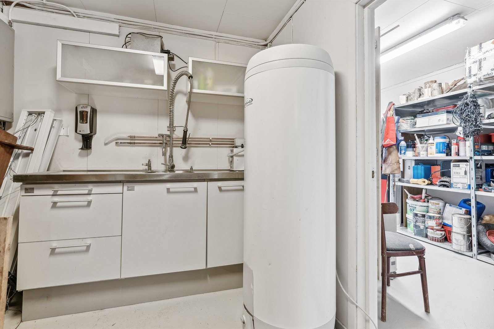 Med flere innvendige boder, utvendig bod og bod bak carport er det rikelig lagringsplass Galleribilde