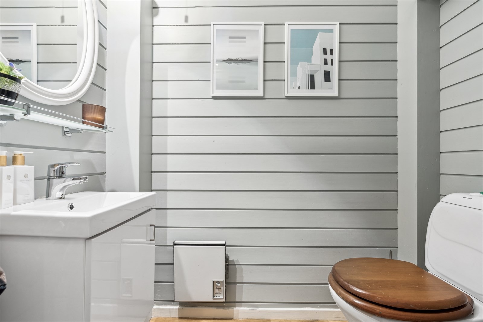 I forbindelse med entréen finner du et praktisk toalettrom med gulvstående toalett og enkel baderomsinnredning Galleribilde