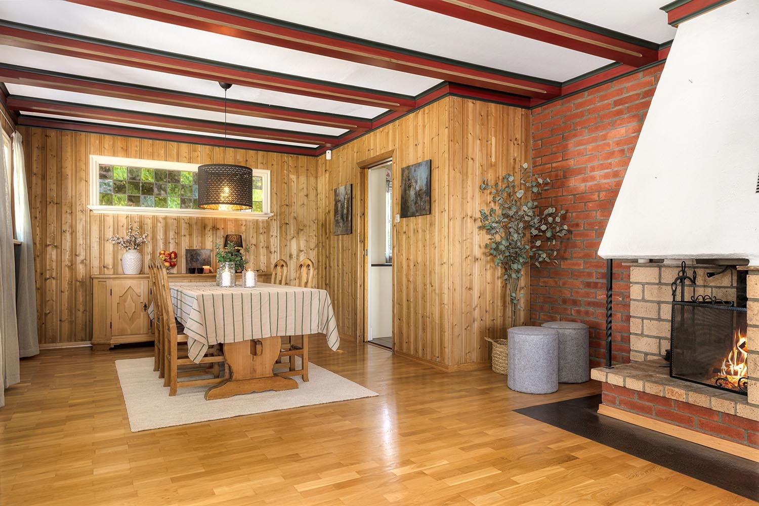 Stor spisestue med peis og utgang til stor solrik terrasse Galleribilde