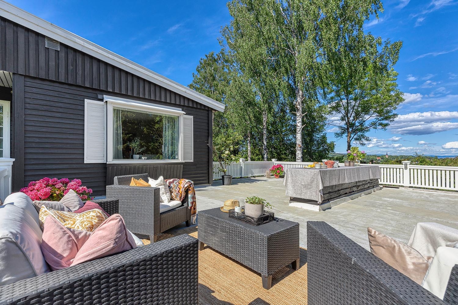 Stor solrik terrasse med flott utsikt Galleribilde