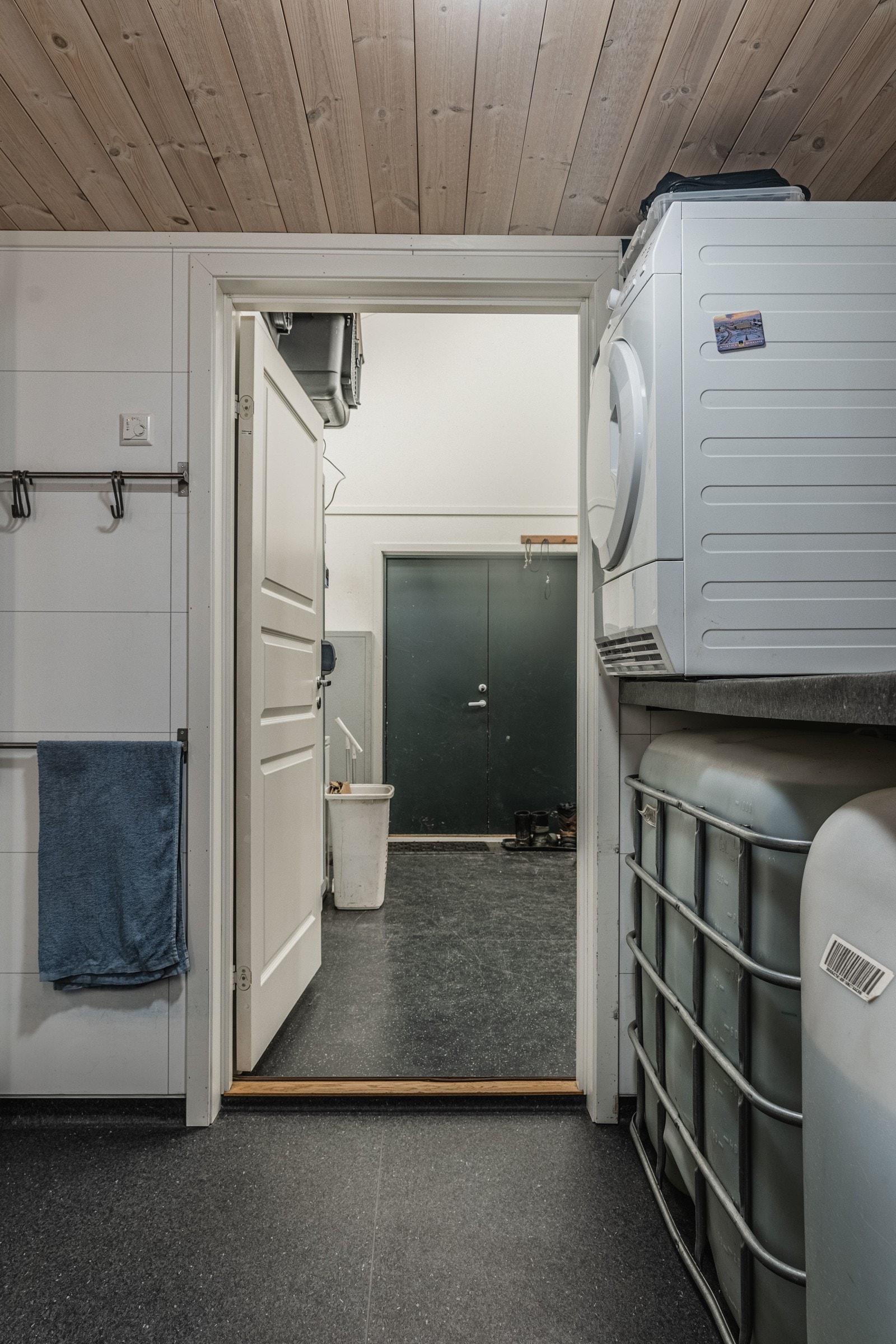 Fra verkstedet er det direkte adkomst til boligens bad, vaske- og vannrom Galleribilde