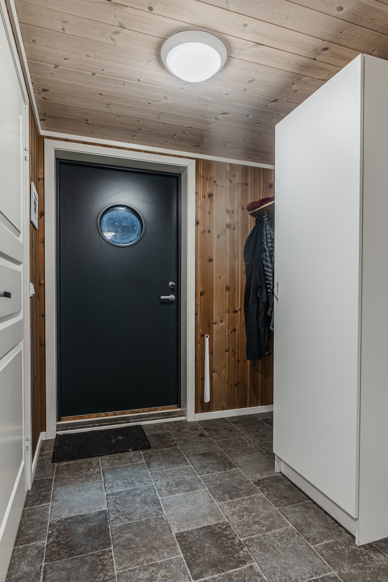 Her er det plass til både sko og garderobe Galleribilde