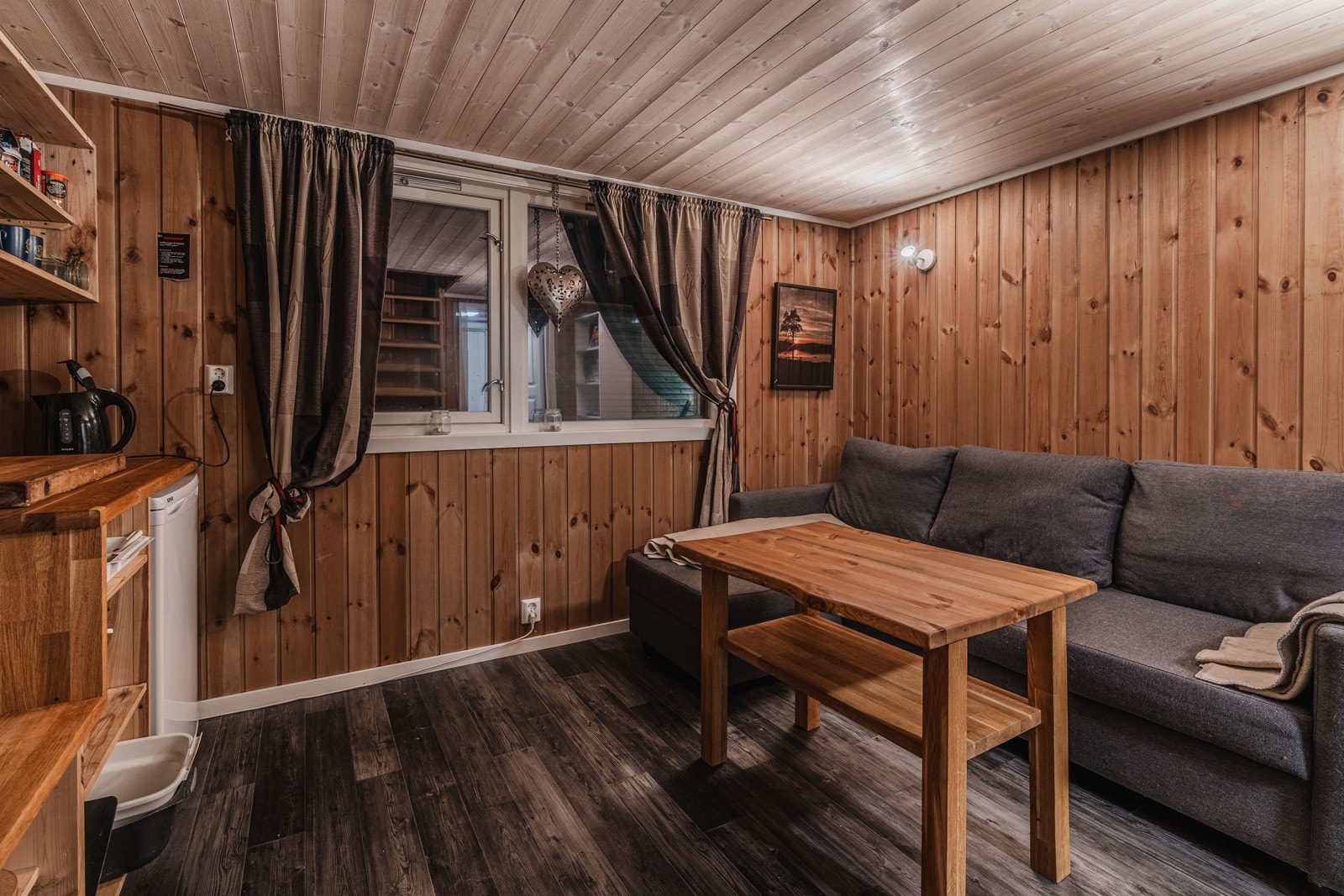 Praktisk innredet med enkelt kjøkken og vedfyring Galleribilde