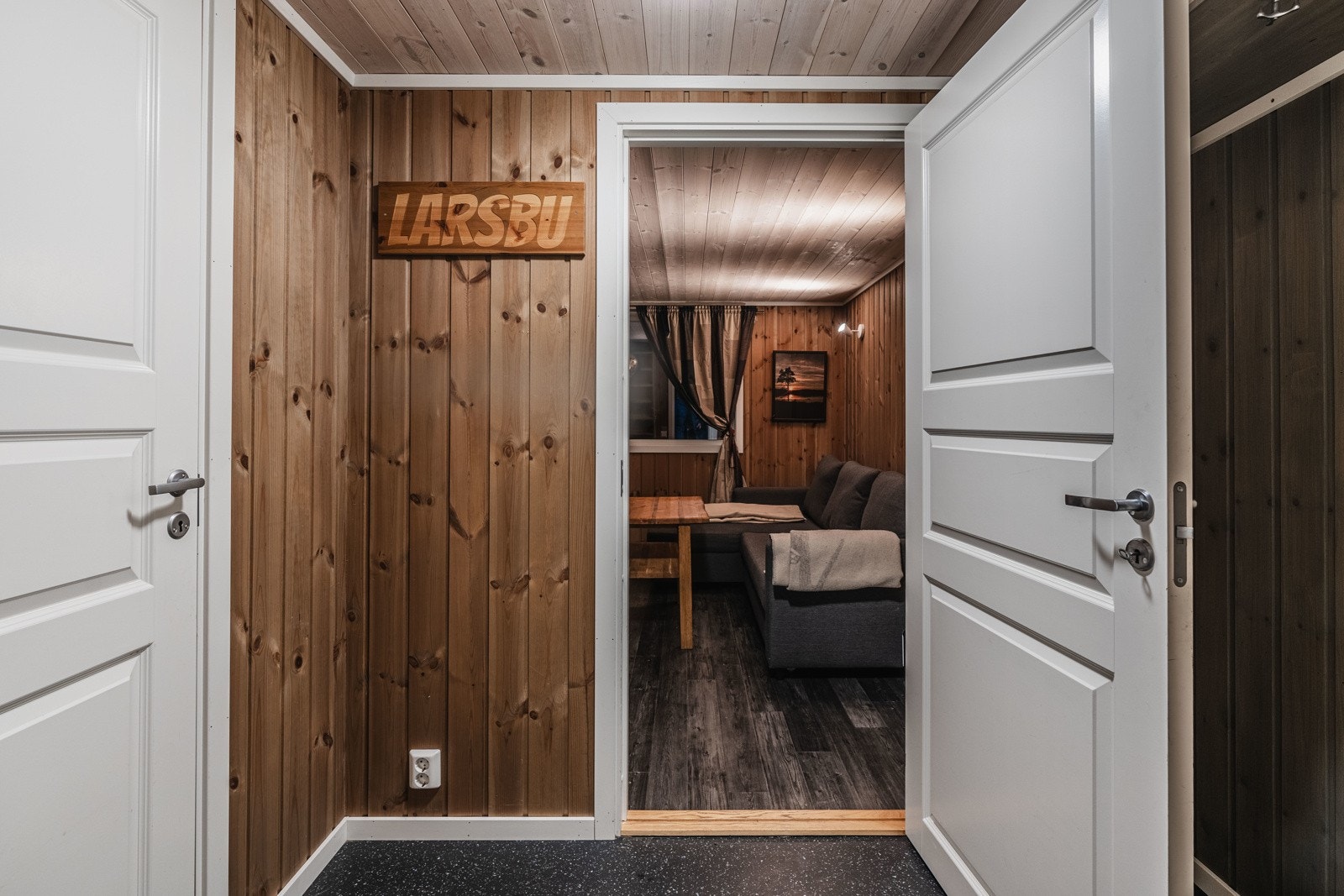 Inngangspartiet i anneks/forbu leder deg til toalett og til oppholdsrom Galleribilde