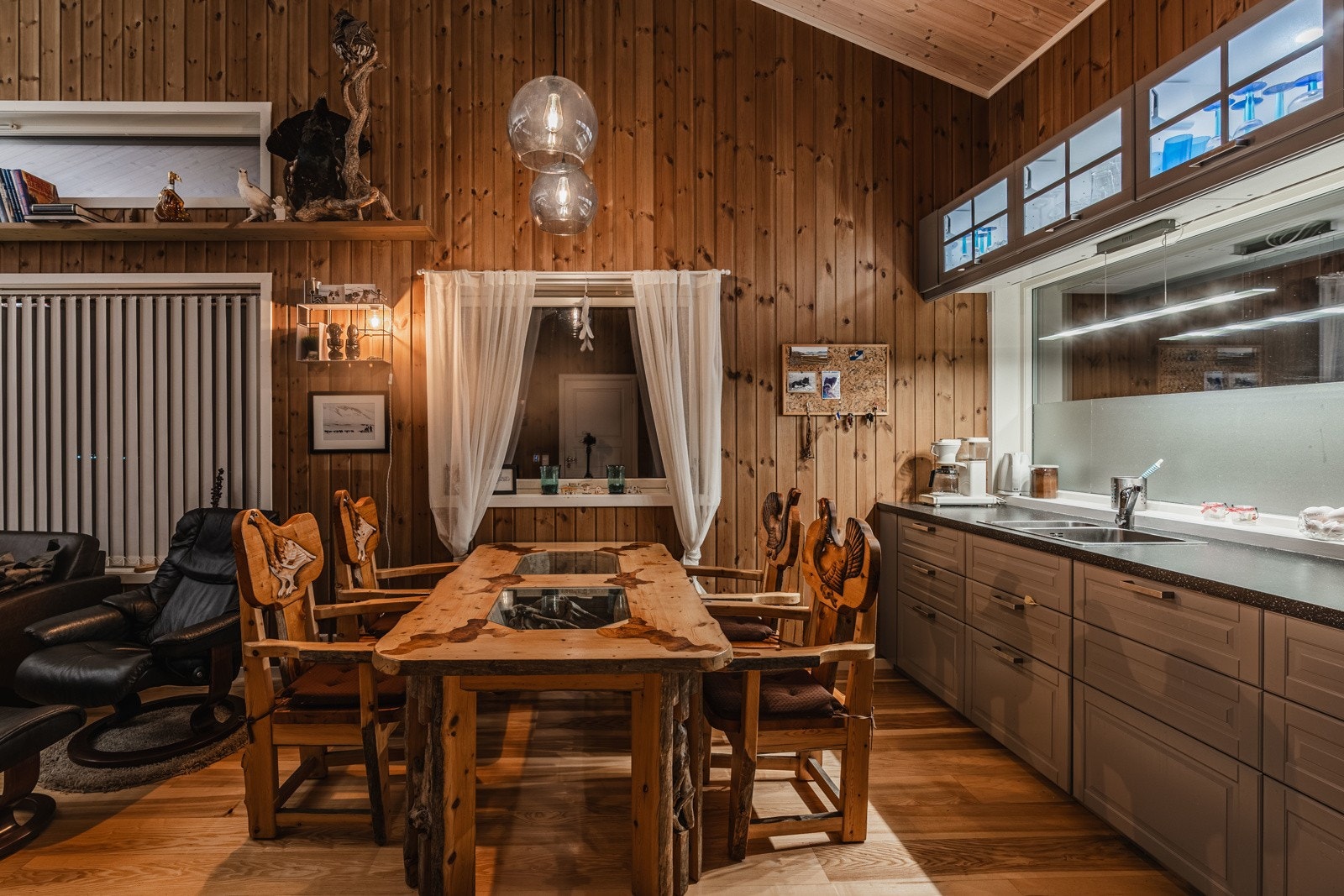 Kjøkkenet er innholdsrikt med god skap- og benkeplass Galleribilde