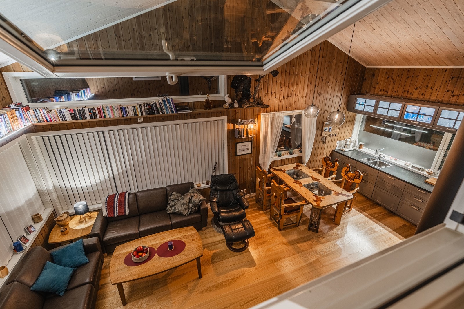 Det er gesims i 2. etasje som gir god oversikt over stue og kjøkken Galleribilde