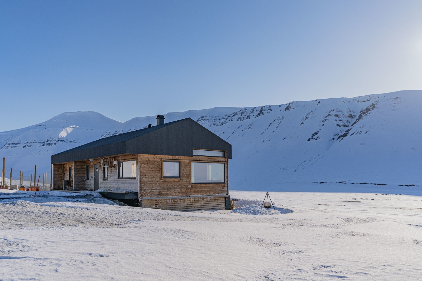 Eiendommen er plassert i naturskjønne omgivelser ved foten av Gruve 7 - fjellet Galleribilde