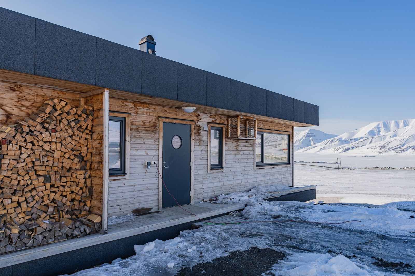 Det er rikelig med parkeringsplasser på tomten og enkel adkonmst Galleribilde