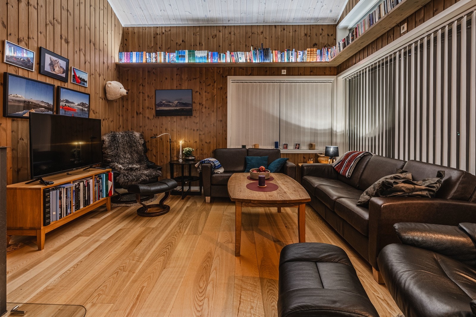 Store vindusflater som gir nydelig utsikt Galleribilde