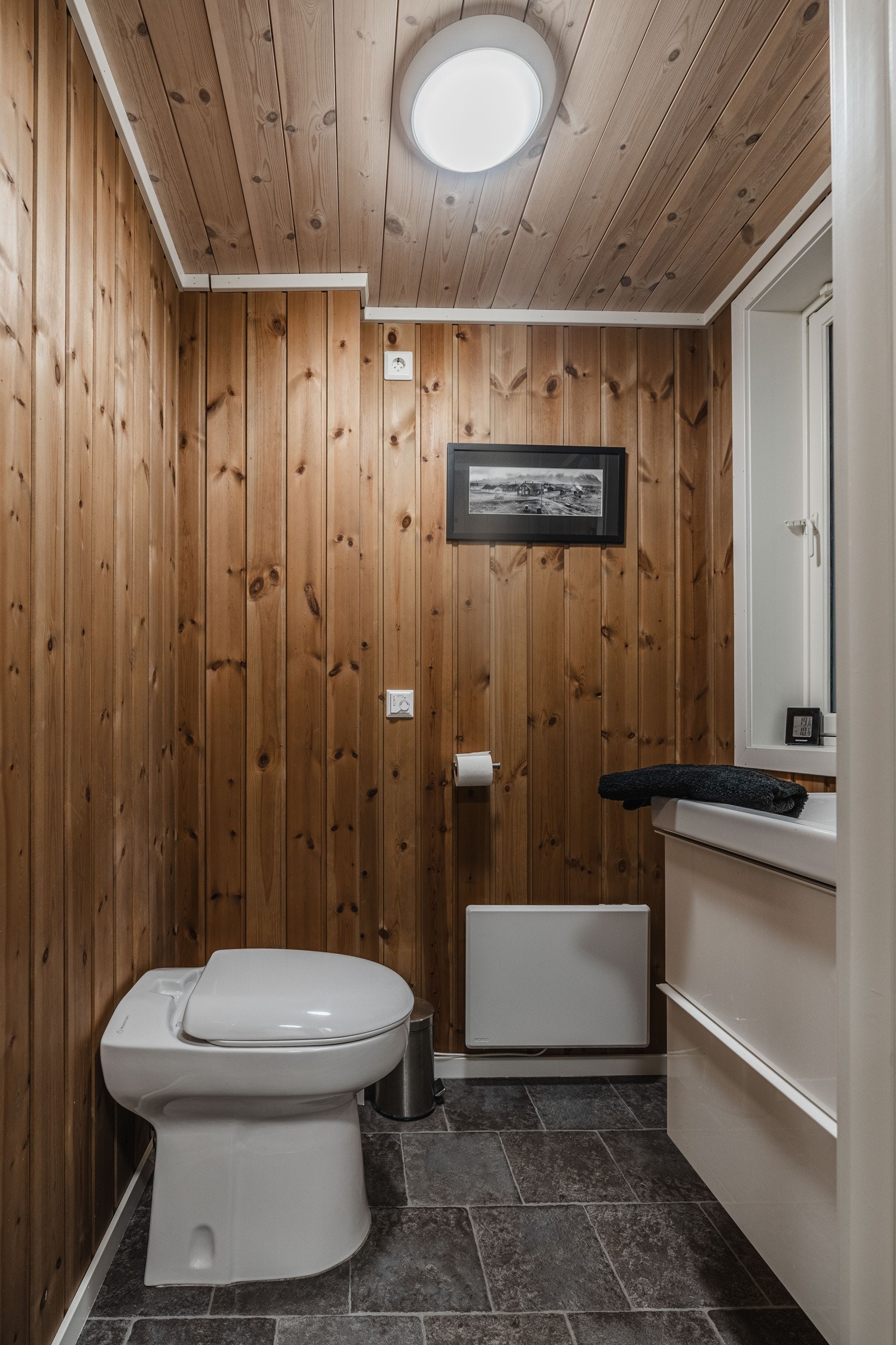 Fin innredning med god lagringsplass i kolonialskuffer Galleribilde