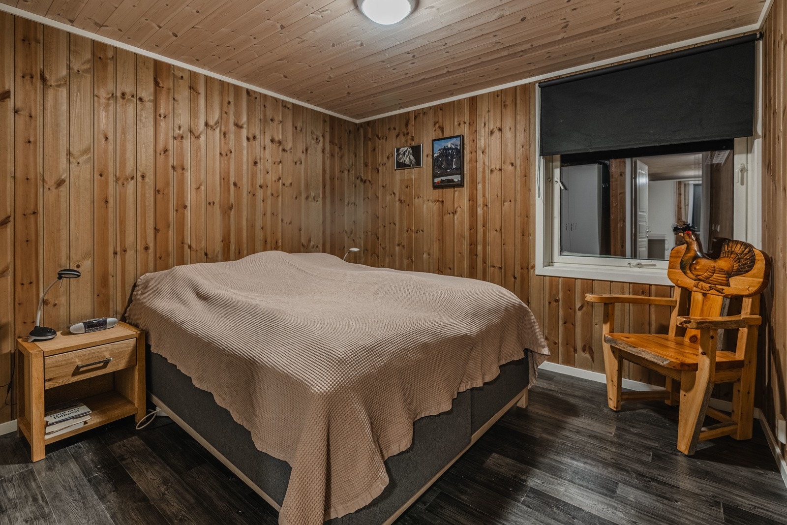 I boligen er det totalt 3 soverom. Bildet viser hovedsoverommet som er plassert i hovedetasjen Galleribilde