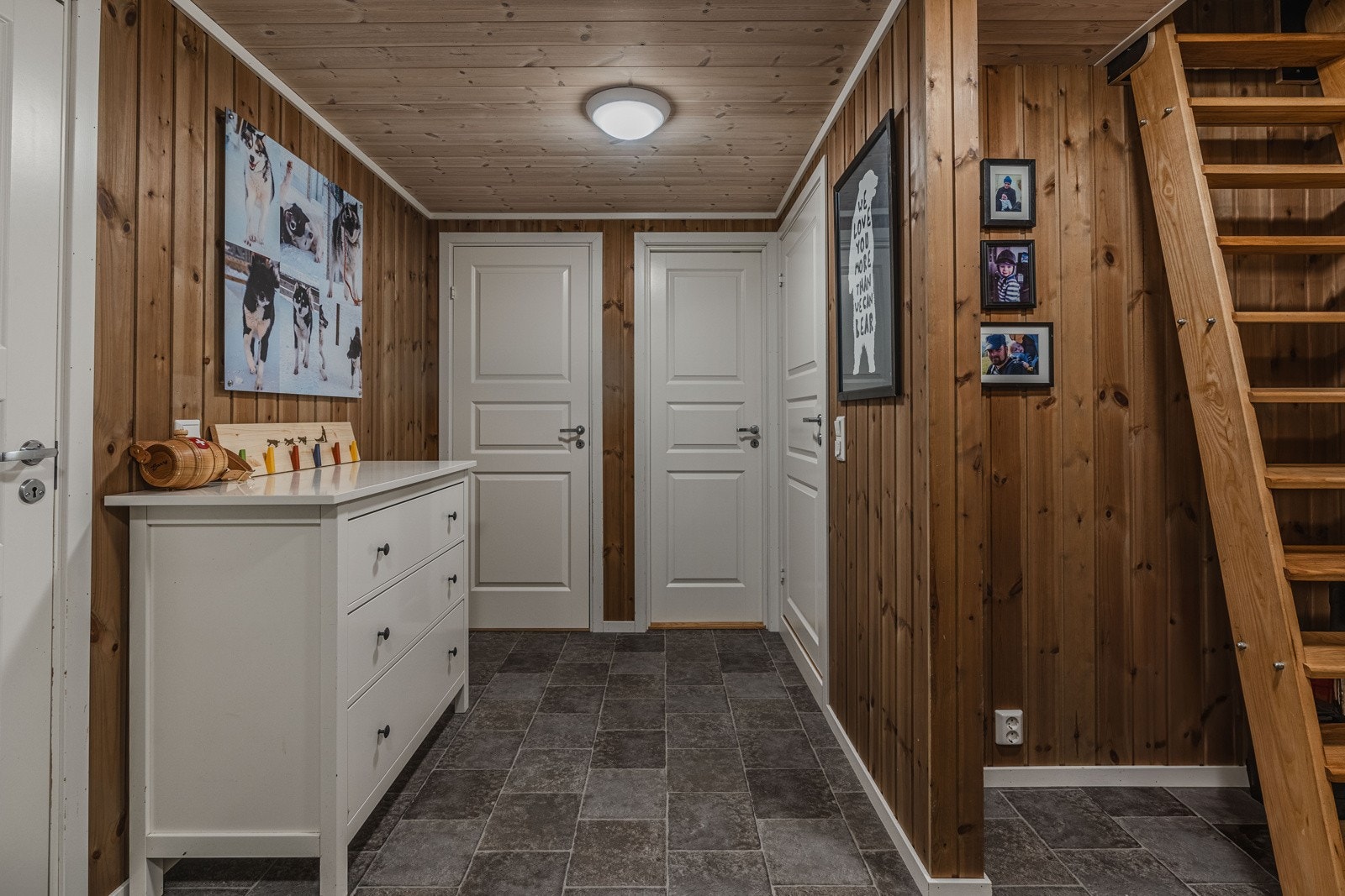 Gangen leder deg videre til toalettrom, 2 soverom, adkomst til 2. etasje og inn til stue og kjøkken Galleribilde