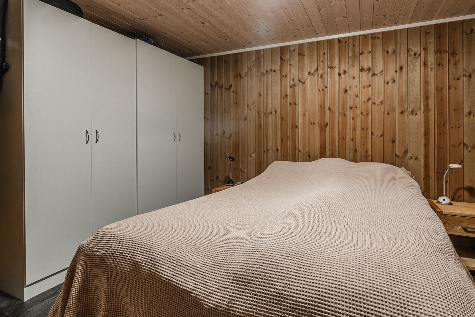 Her finner du god plass til både dobbeltseng og garderobe Galleribilde